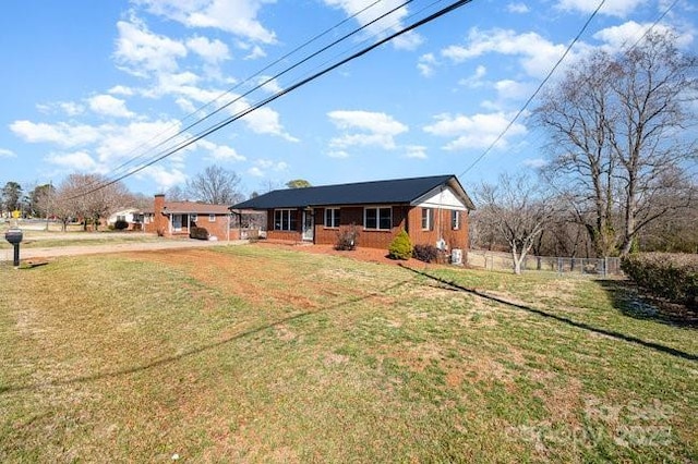 view of front of home featuring a front yard and fence