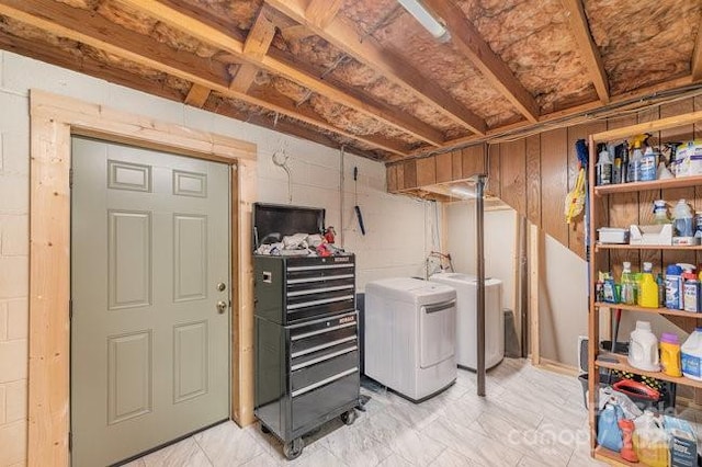 washroom featuring washer / dryer and laundry area