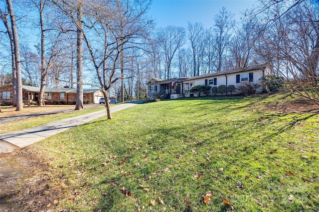 single story home with a front lawn