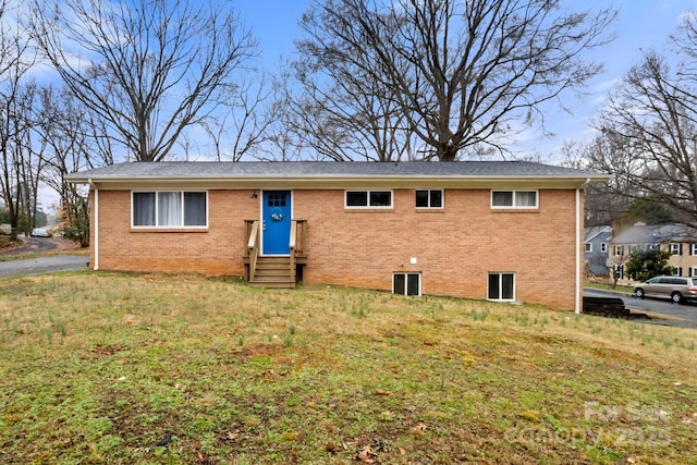 view of front of house featuring a front lawn