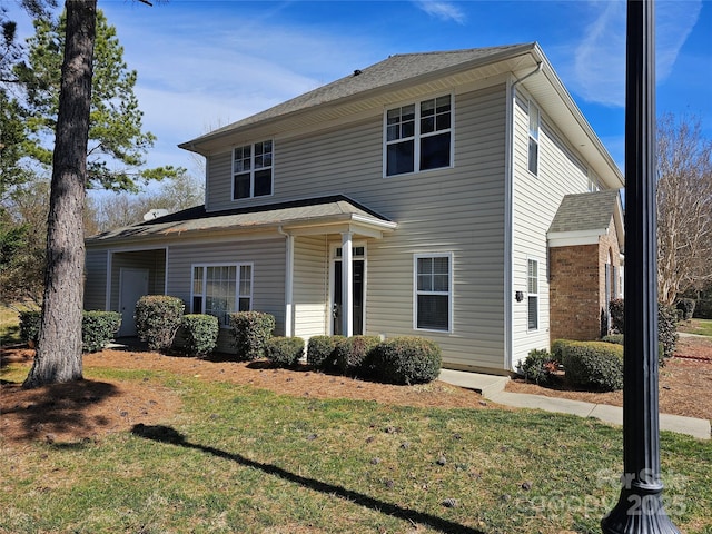 view of front of home featuring a front lawn