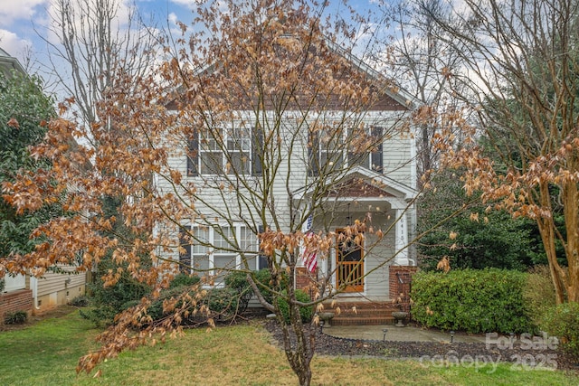 view of front of property with a front yard