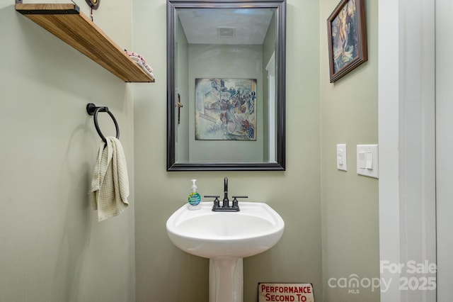 bathroom featuring a sink