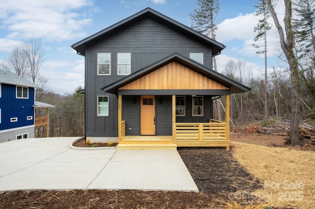 view of front of property featuring a porch