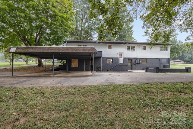 back of house featuring a yard