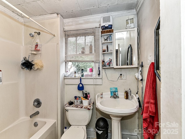 bathroom with toilet and washtub / shower combination