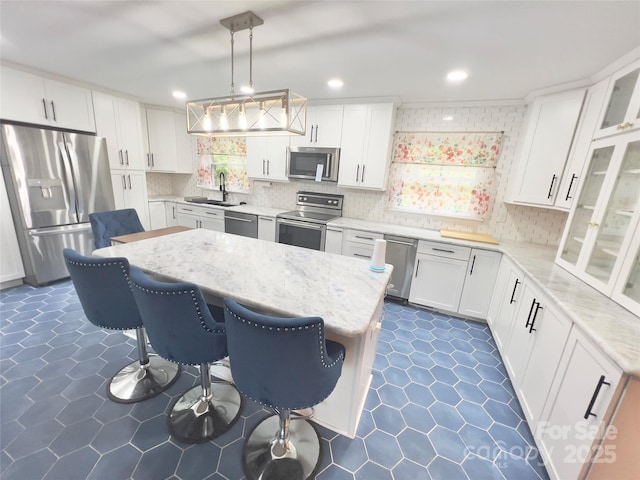 108 Meadowview Pl, Lenoir, NC 28645 - kitchen featuring appliances with stainless steel finishes, a sink, a kitchen bar, dark tile patterned flooring, and recessed lighting