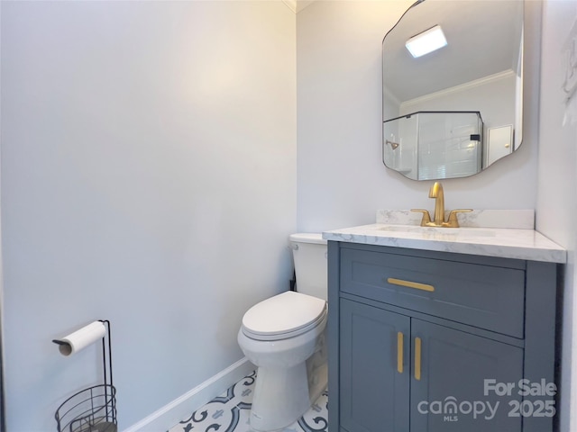 108 Meadowview Pl, Lenoir, NC 28645 - bathroom with toilet, baseboards, crown molding, and vanity