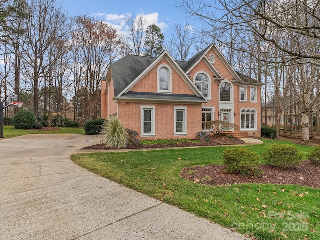 view of front of home featuring a front yard