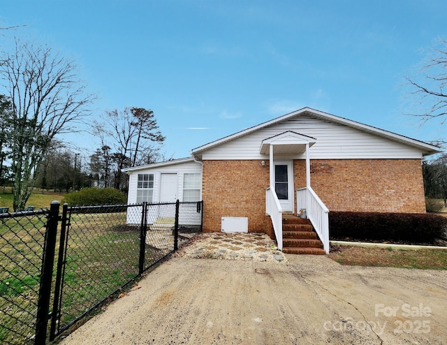 view of front of home featuring a front lawn