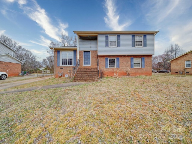 view of front of home featuring a front yard