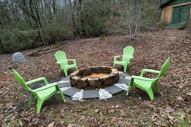 view of yard featuring an outdoor fire pit