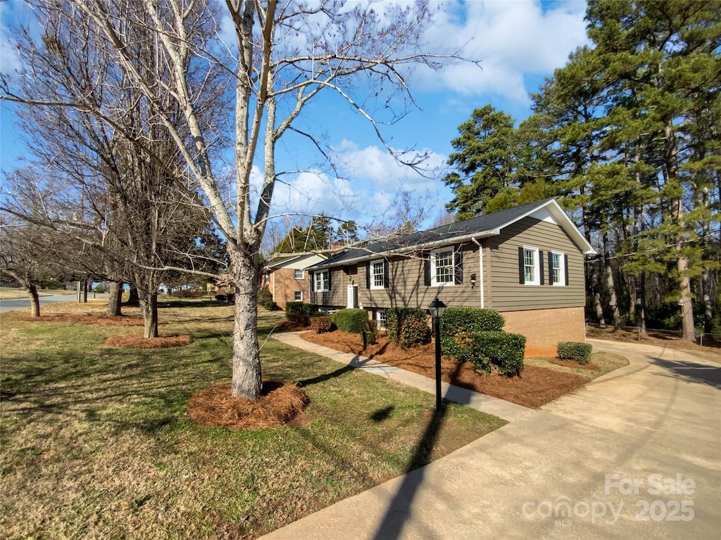 view of front of home featuring a front lawn