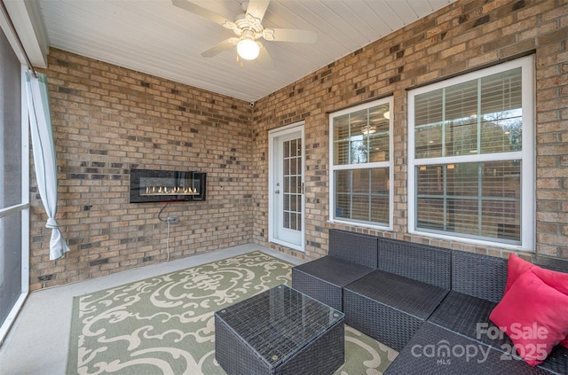 sunroom with ceiling fan