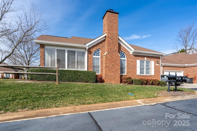 view of front of home featuring a front lawn