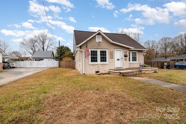 bungalow featuring a front yard