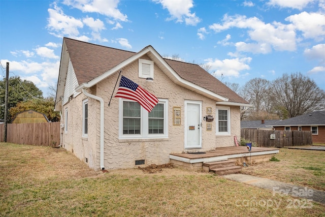 view of front of house featuring a wooden deck and a front lawn