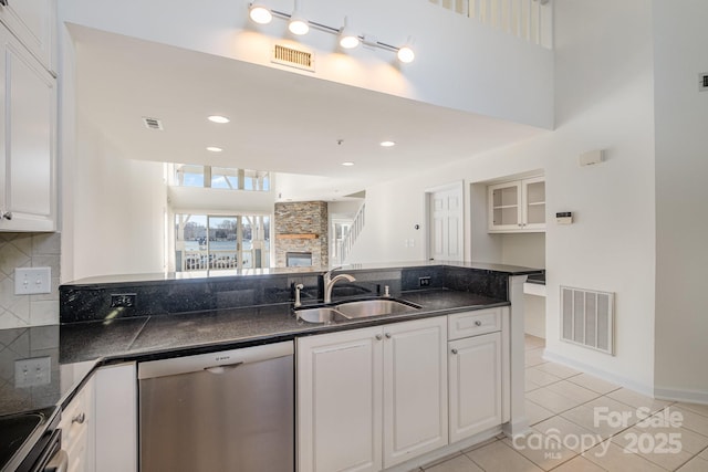 kitchen with stainless steel appliances, a sink, visible vents, and white cabinets