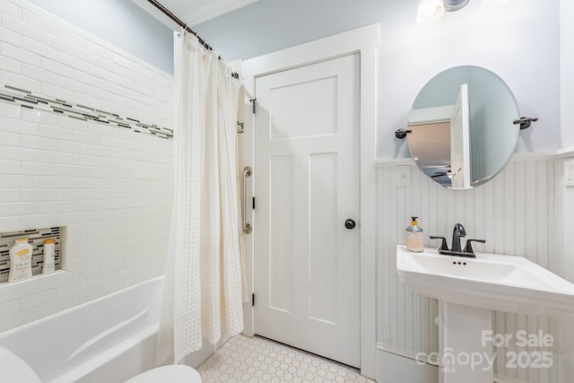 bathroom featuring sink and shower / tub combo