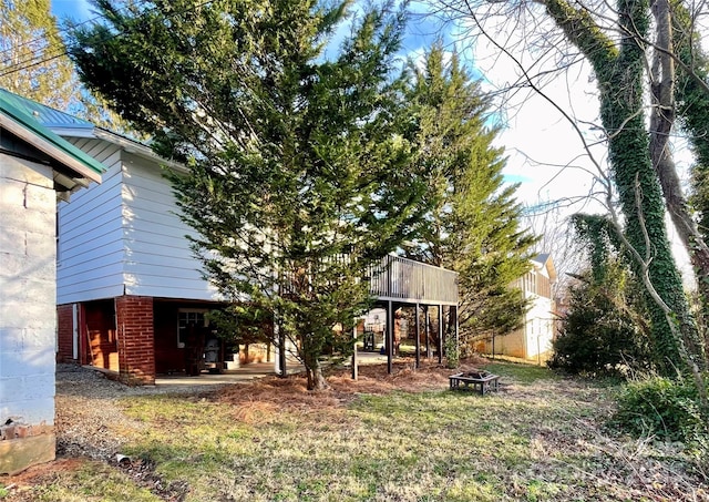 view of yard with a fire pit