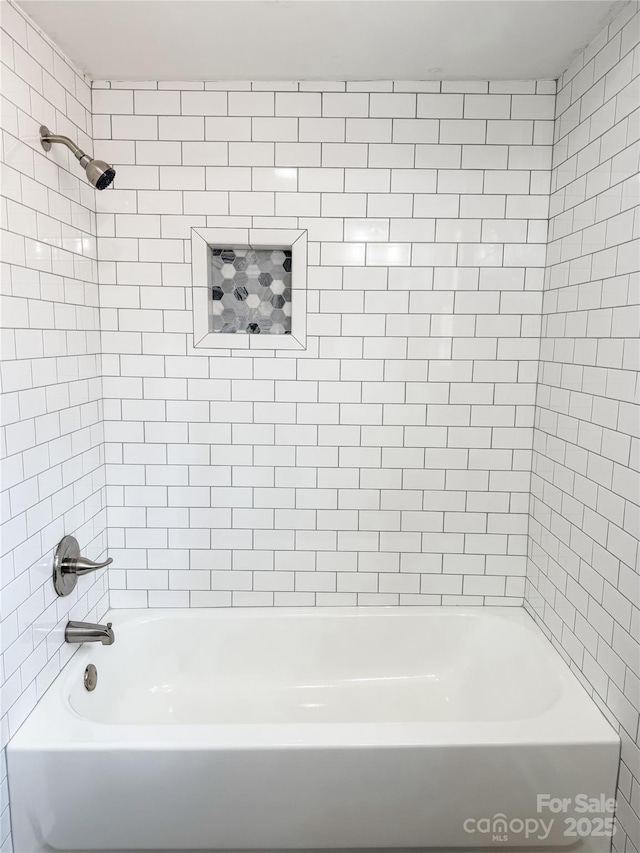 bathroom with tiled shower / bath combo