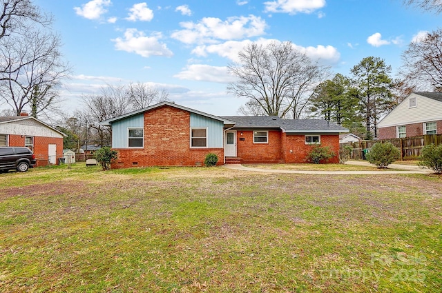 view of front of home featuring a front lawn