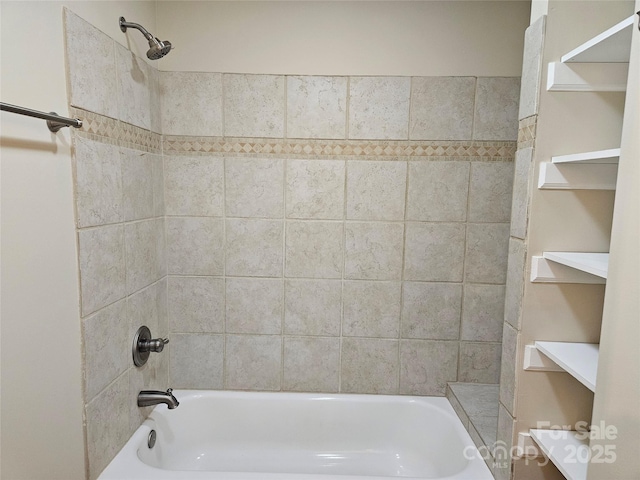 bathroom featuring tiled shower / bath combo