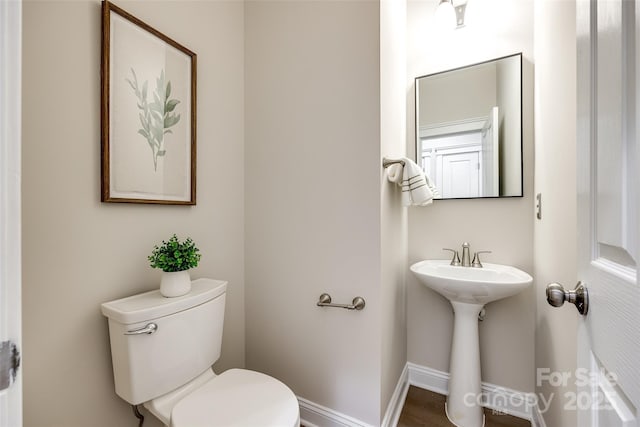 bathroom featuring toilet and sink