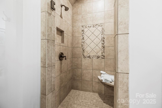 bathroom featuring tiled shower