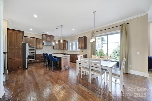 dining room featuring dark wood-style floors, recessed lighting, crown molding, and baseboards