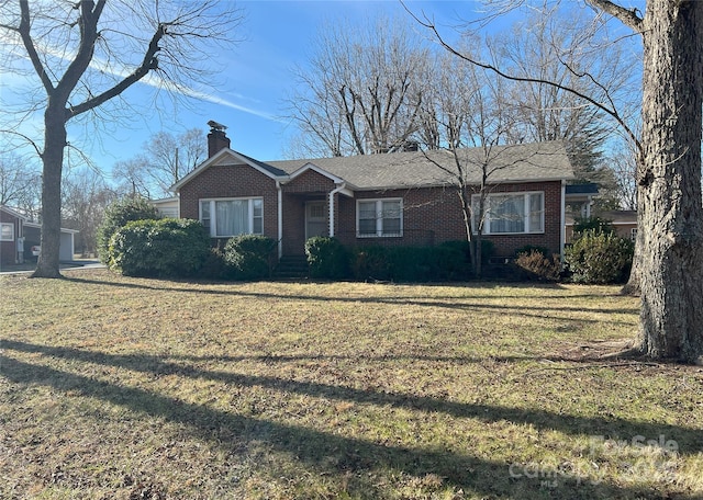 single story home featuring a front lawn