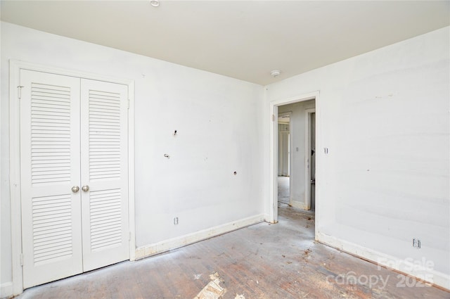 unfurnished bedroom featuring a closet