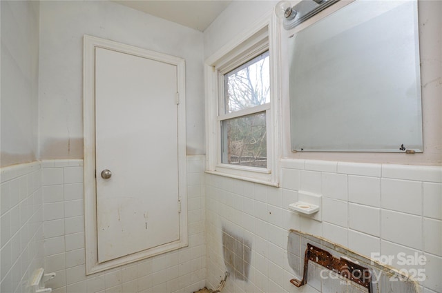 bathroom featuring tile walls