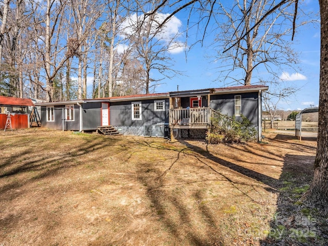 view of front of property featuring entry steps and a front lawn