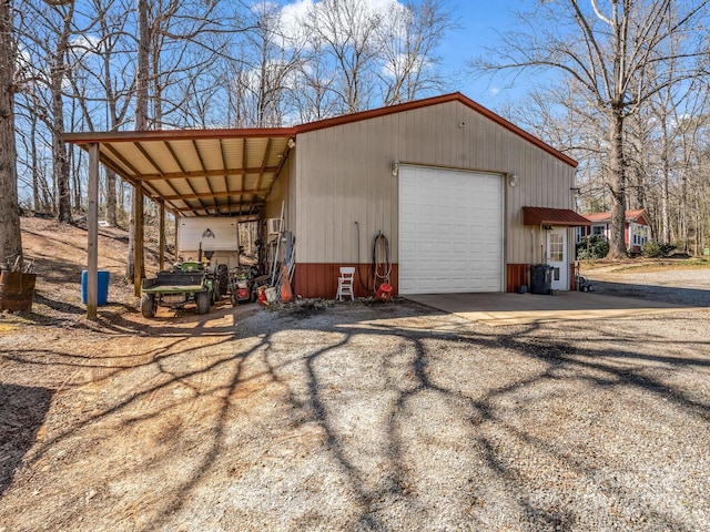 view of outdoor structure with an outdoor structure and driveway