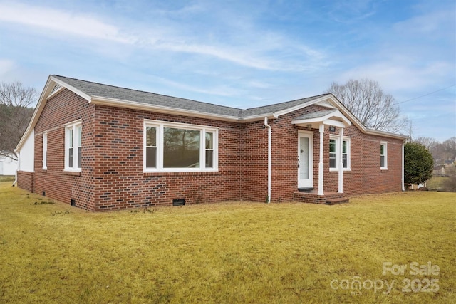 view of front facade featuring brick siding and a front lawn