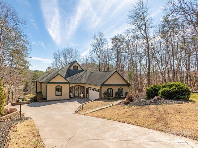 view of front facade featuring a front lawn and a garage