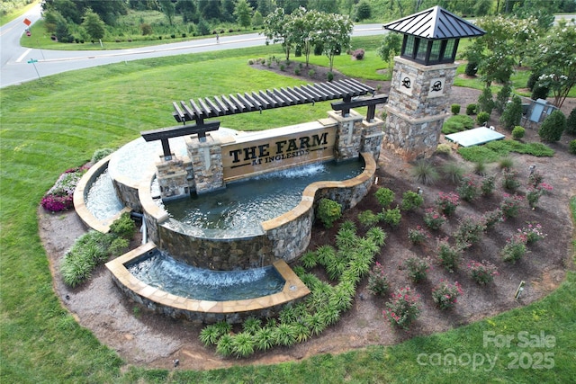 view of property's community featuring a yard