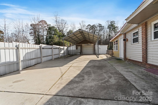 view of yard featuring an outdoor structure and a garage