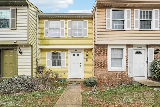 townhome / multi-family property featuring brick siding