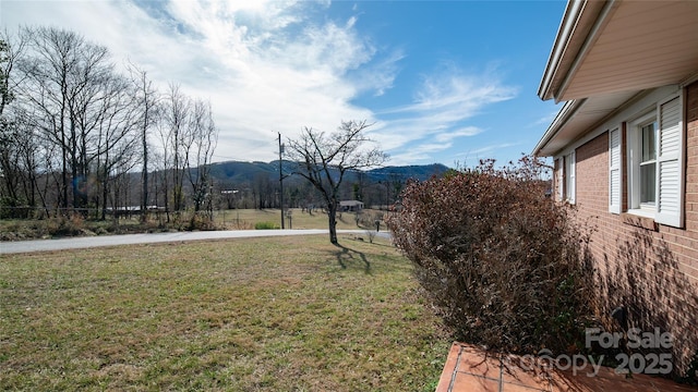 view of yard with a mountain view