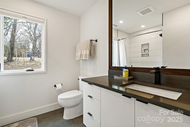 full bath with toilet, a shower with shower curtain, vanity, visible vents, and baseboards