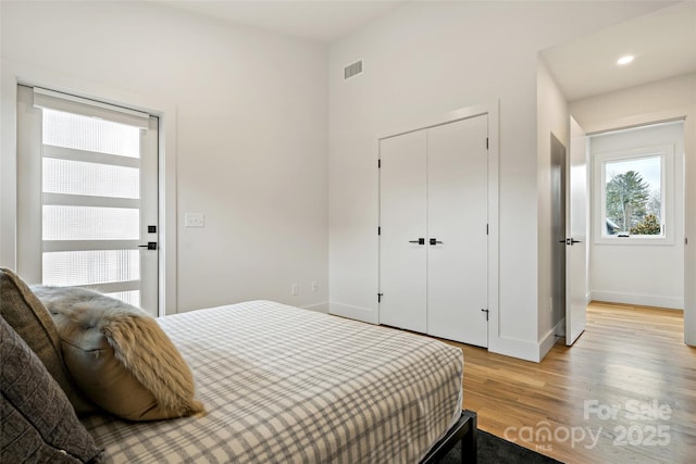 bedroom featuring light wood finished floors, recessed lighting, a closet, visible vents, and baseboards