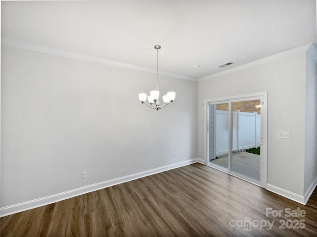 spare room with a notable chandelier, visible vents, baseboards, dark wood-style floors, and crown molding