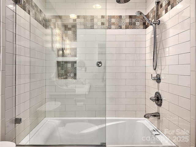 bathroom with tiled shower / bath