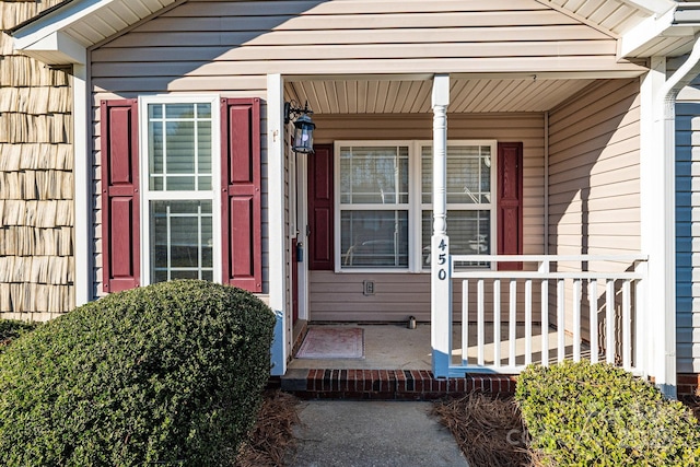 entrance to property featuring covered porch