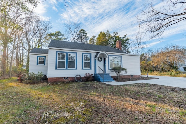 ranch-style house featuring a front yard