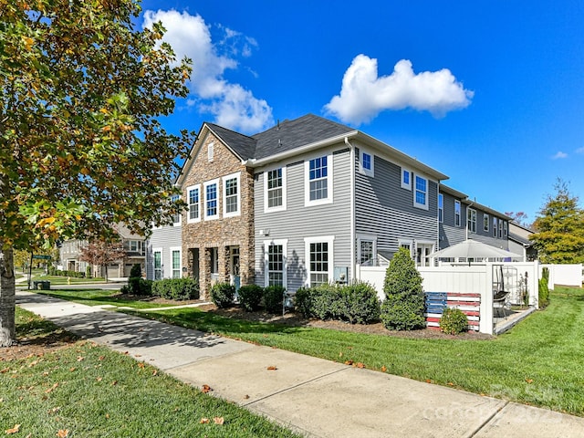 view of front of property with a front yard