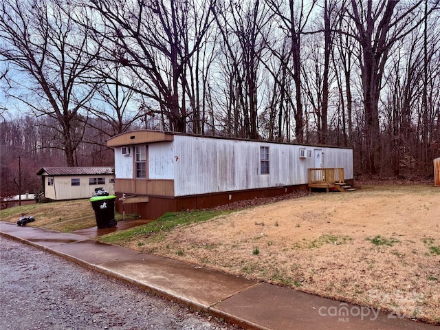 view of front of home with a front lawn