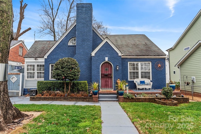 view of front of property with a front yard